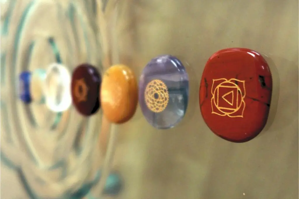 how to meditate with chakra stones